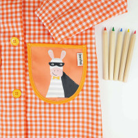 bolsillo del babi de botones naranja con el diseño de un héroe
