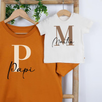 camiseta inicial canela y crudo