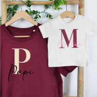 camiseta inicial granate y crudo