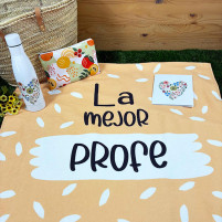 neceser y botella del pack mostaza para maestras o profesoras