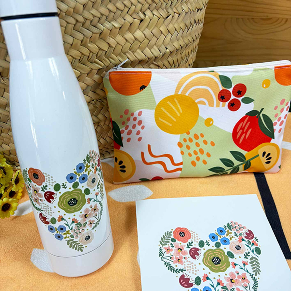 neceser, botella acero y postal dedicatoria dle pack mostaza para maestras