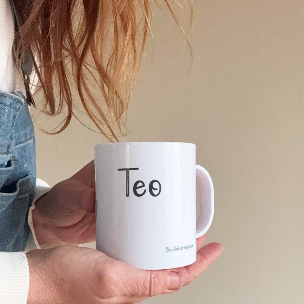 reverso taza marcus sobre fondo beig