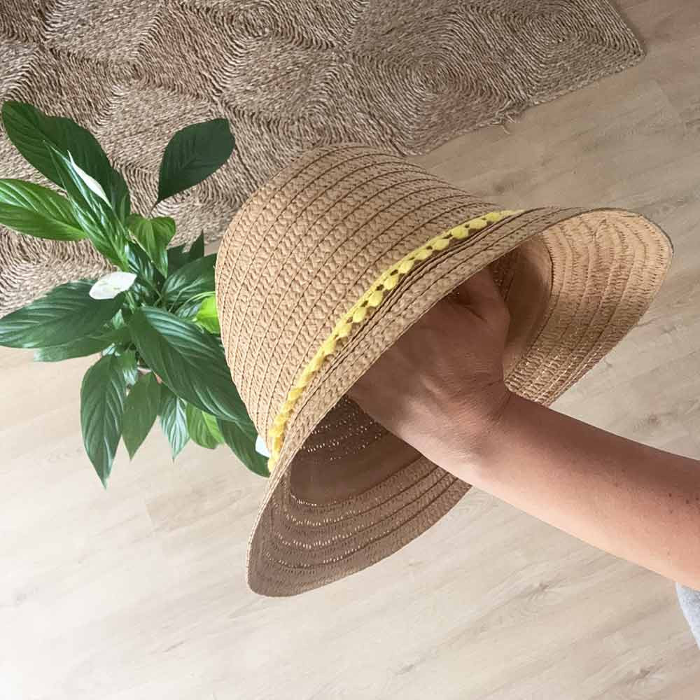 sombrero con detalle mostaza