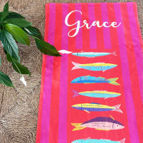 toalla con rayas rojas y fucsia y con sardinas colores