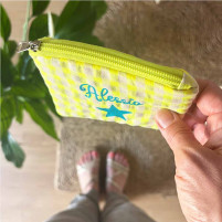 monedero amarillo flúor con letras turquesa