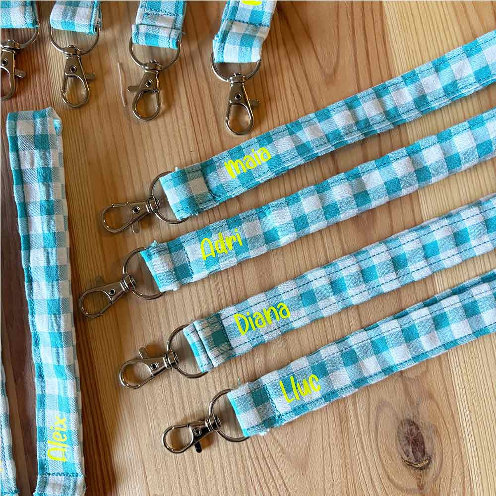 lanyard turquesa personalizado con fosfi amarillo