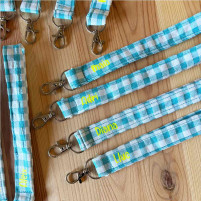 lanyard turquesa personalizado con fosfi amarillo