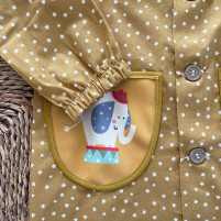 detalle bolsillo del babi mostaza estrellas