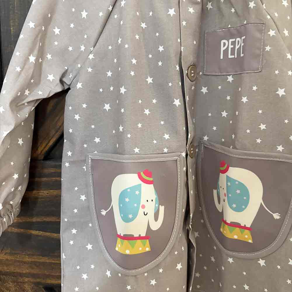 Babi escolar con botones gris estrellas